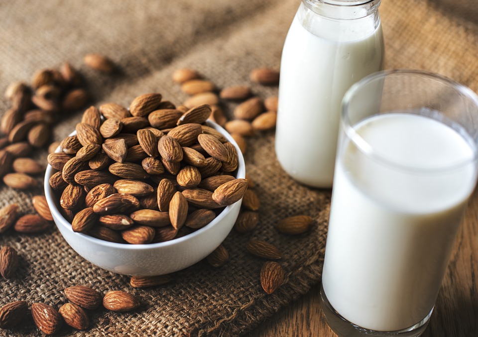 7 Health Benefits Of Almonds For Kids | Little Duniya